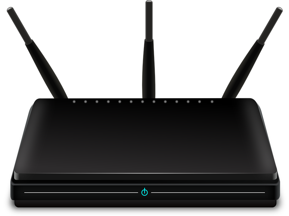 Czarny router z trzema antenami z jasno niebieskim podświetleniem przycisku włącz/wyłącz