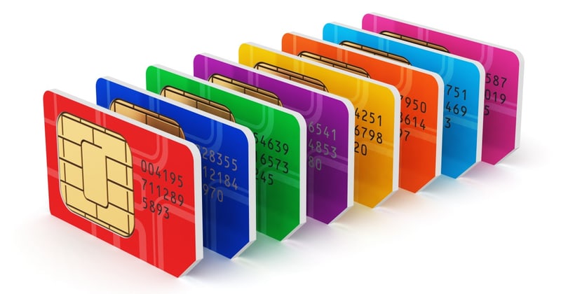 Osiem kart Sim stojących jedna przy drugiej w kolorach tęczy