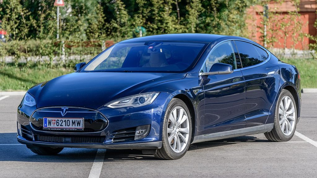 Tesla model S z Austriacką tablicą rejestracją stojąca na parkingu