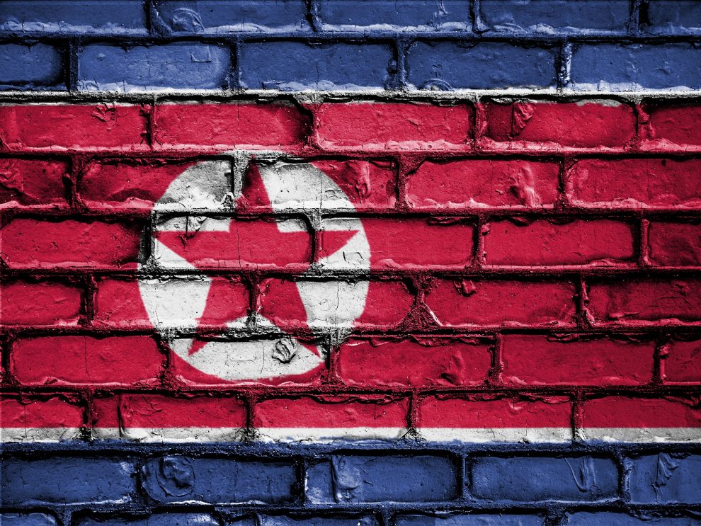 Flaga Korei Północnej namalowana na ceglanym murze