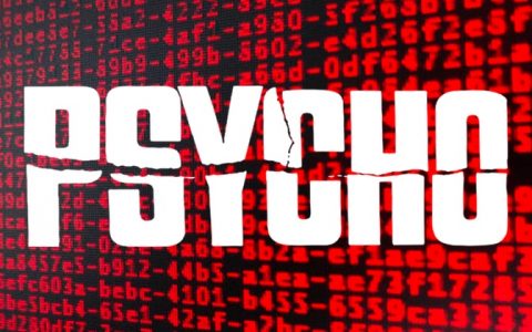 Duży biały napis psycho na tle czerwonych napisów w szesnastkowym systemie liczbowym