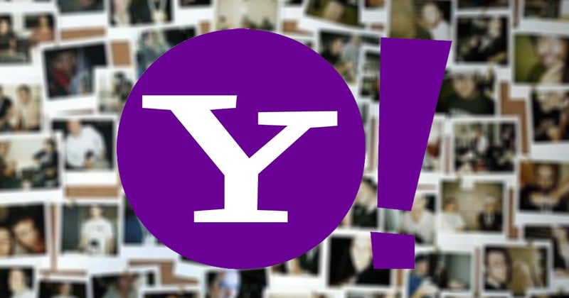 Okrągłe logo Yahoo z wykrzyknikiem na tle zdjęć z polaroida