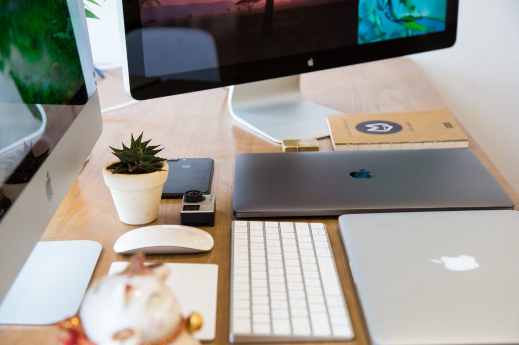 Stół z monitorem i laptopem