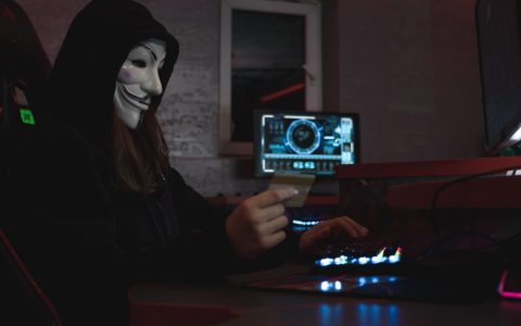 Haker w masce