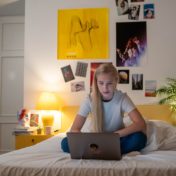 Nastolatka-przy-komputerze