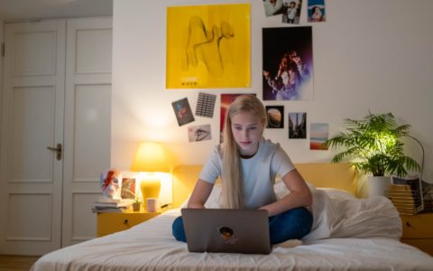 Nastolatka-przy-komputerze