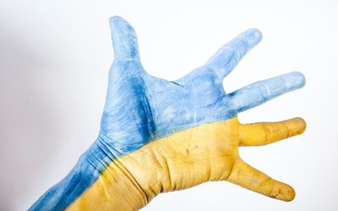 Dłoń z namalowaną flagą Ukrainy