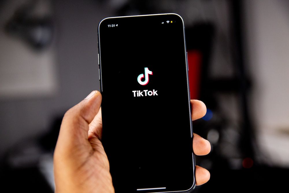 Telefon z włączoną aplikacją TikTok