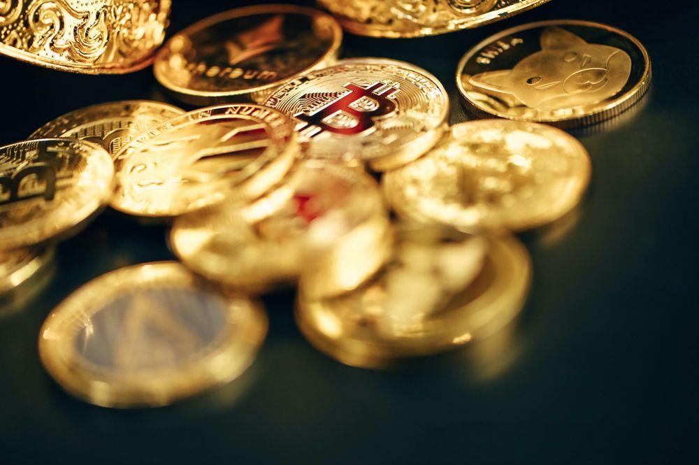 Złote monety z symbolami kryptowalut