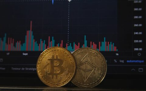 Dwie monety z symbolami kryptowalut