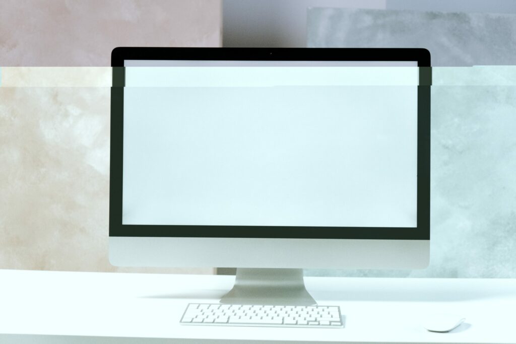 komputer z białym pustym ekranem