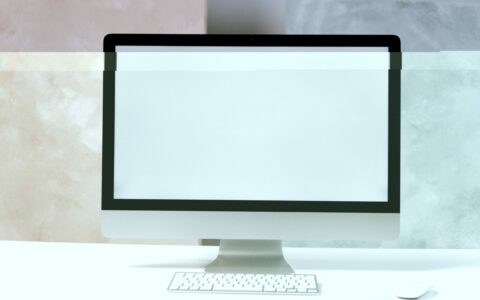 komputer z białym pustym ekranem