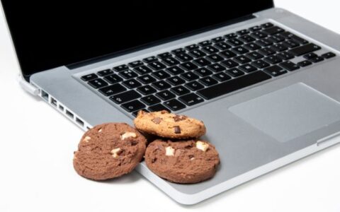 kruche ciastka leżące na otwartym laptopie