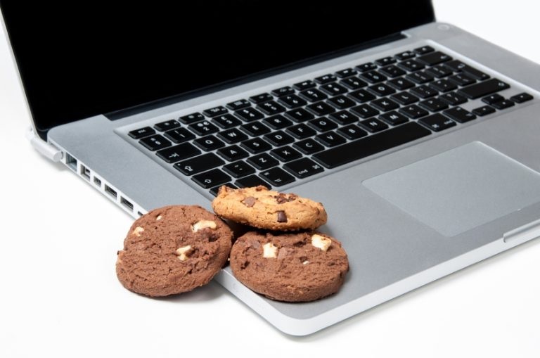 kruche ciastka leżące na otwartym laptopie