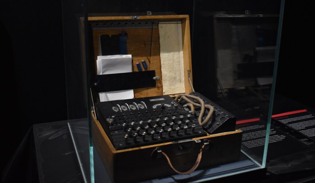 maszyna szyfrująca w gablocie muzeum