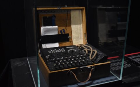 maszyna szyfrująca w gablocie muzeum