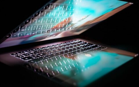 Laptop z danymi osobowymi