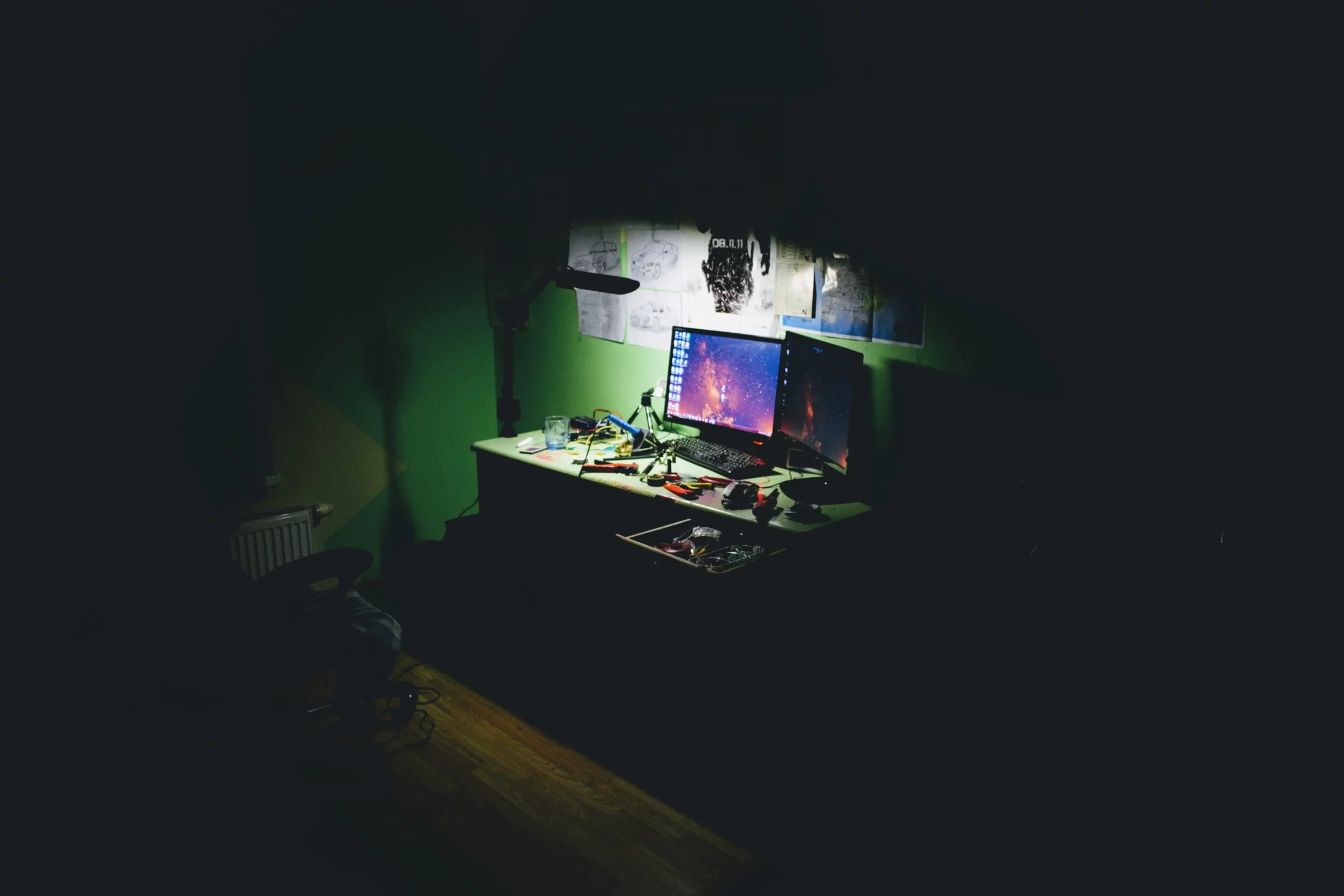 Komputer w ciemnym pokoju