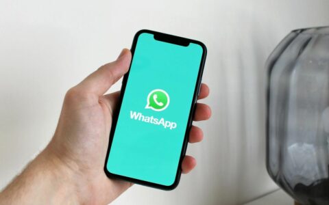 Smartfon z logiem Whatsapp