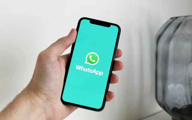 Smartfon z logiem Whatsapp