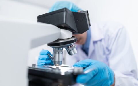 Mikroskop w laboratorium