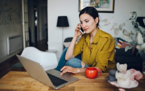 Kobieta rozmawiająca przez telefon