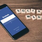 Smartfon i napis social media