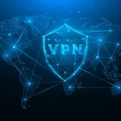 Napis VPN na tle mapy świata