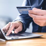 Mężczyzna korzysta z płatności online